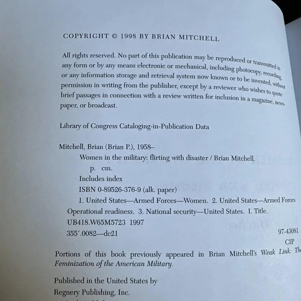 Women in the‎ Military : Flirting with Disaster by Brian Mitchell 1998 HCDJ